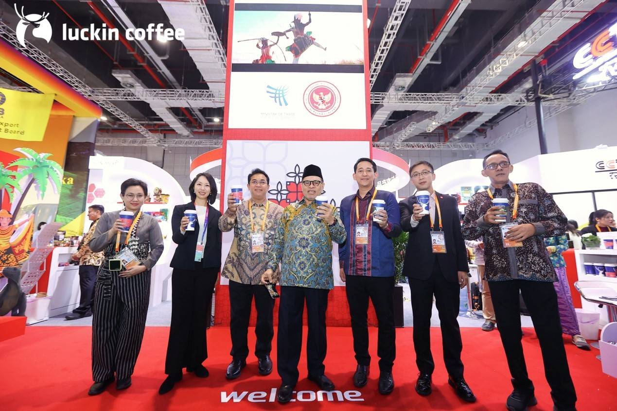 幸折射中国咖啡的全球版图电子pg进博会上的一杯瑞