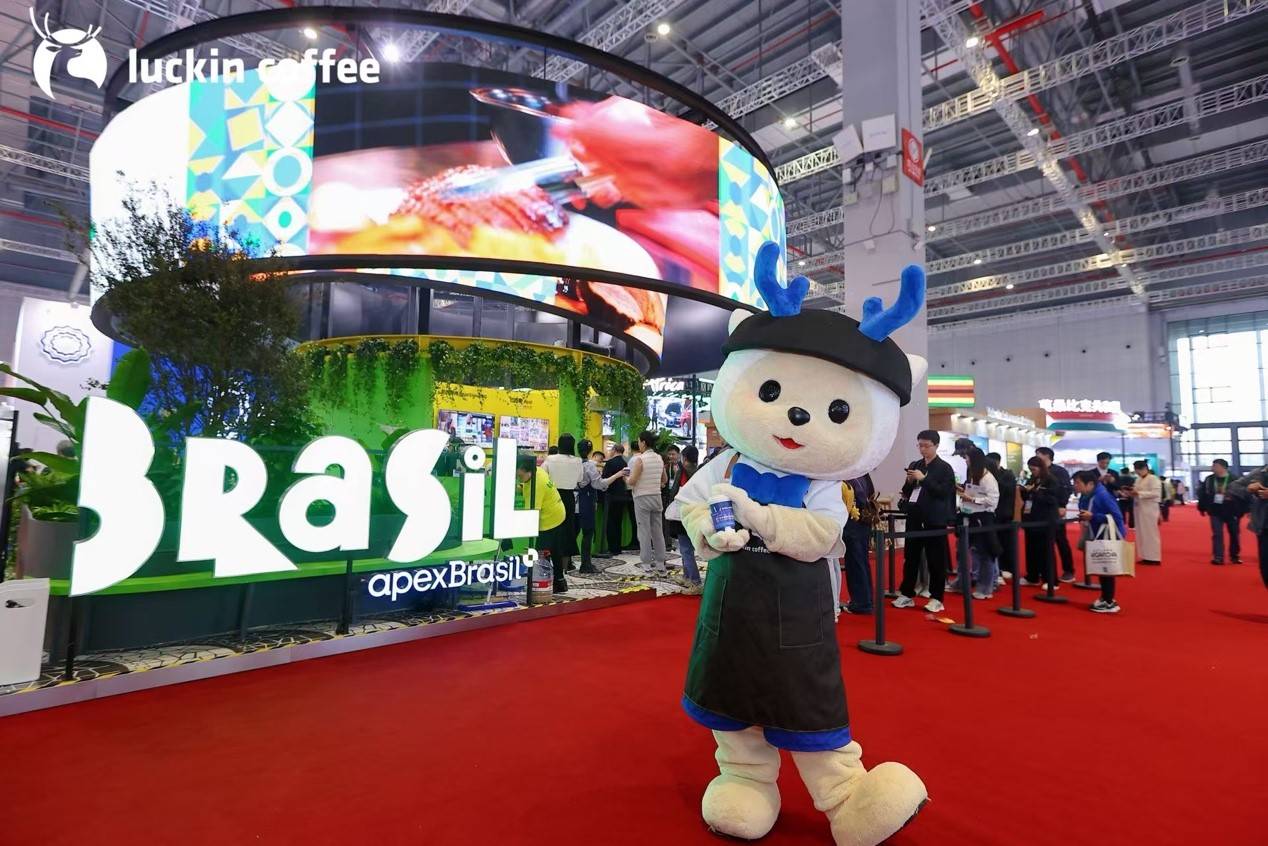 幸折射中国咖啡的全球版图电子pg进博会上的一杯瑞(图2)